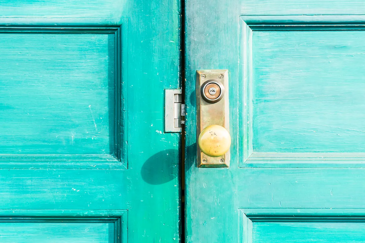 como abrir una puerta con una tarjeta cerrajeros madrid